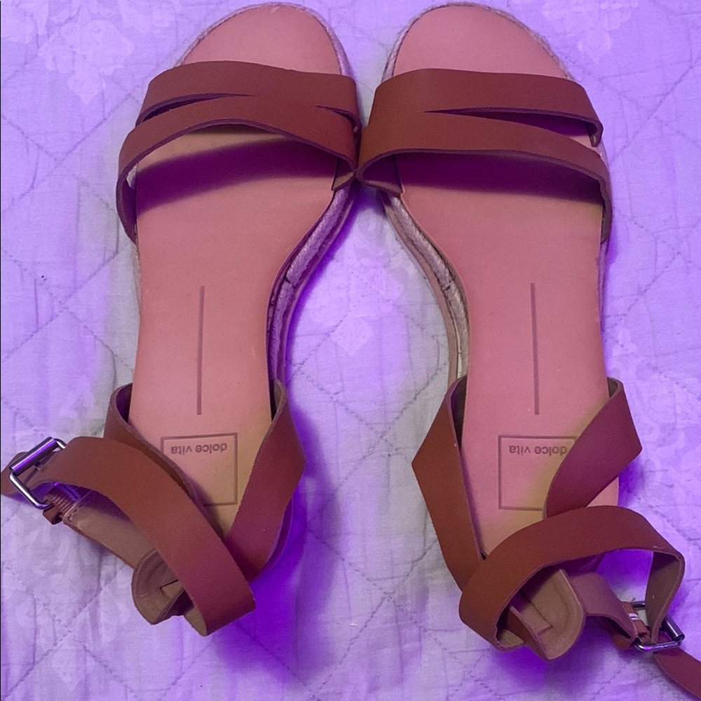 Dolce Vita Tan Sandals Minimalist Flat Design